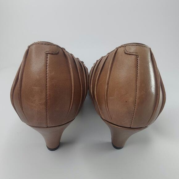Tan pleated eather pumps sz 8.5. Indigo by Clarks - Picture 4 of 9